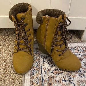 Lace up booties with wedges - size 6